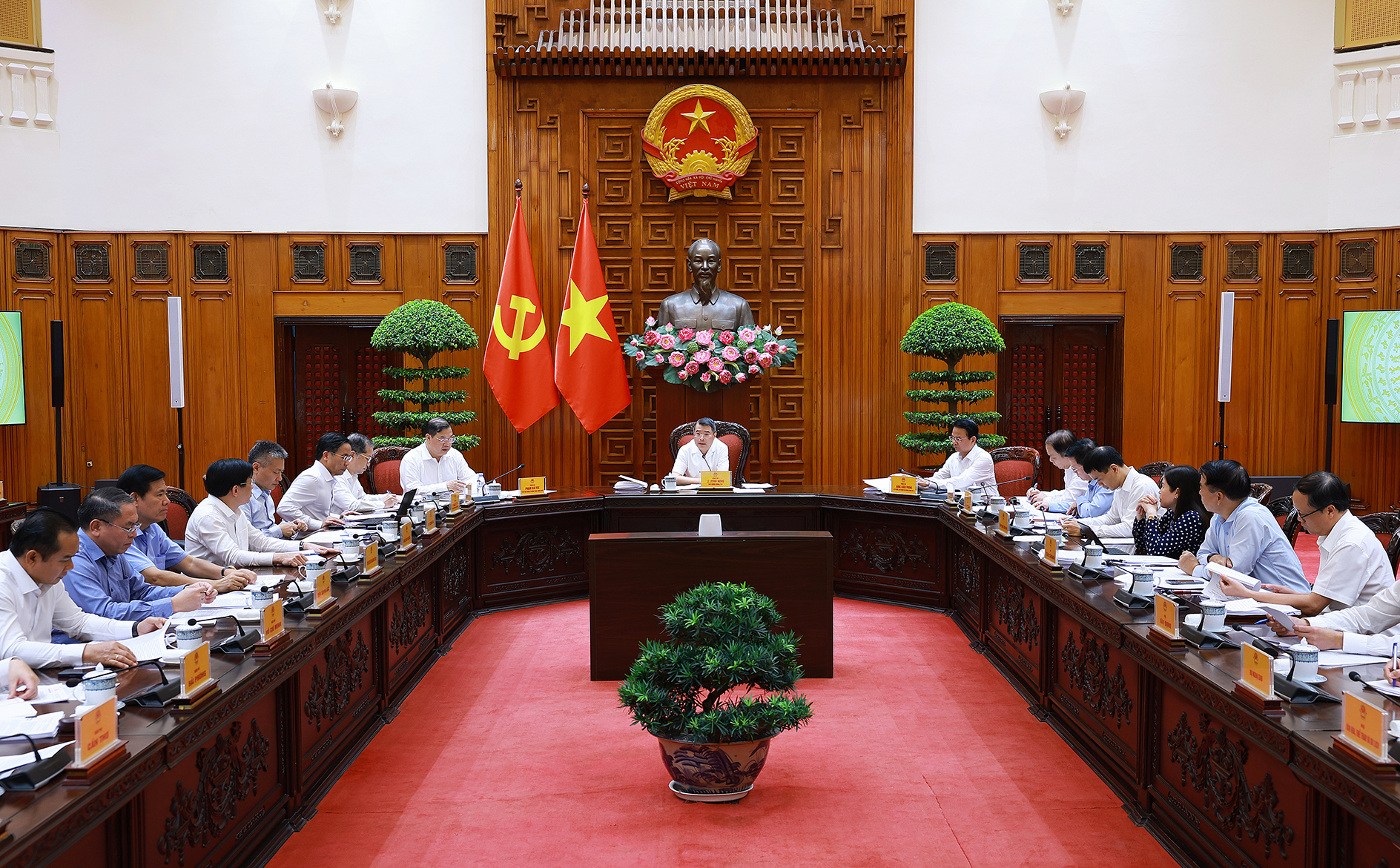 Thủ tướng chủ trì họp về thu hồi tài sản bị thất thoát trong các vụ án - Ảnh 1