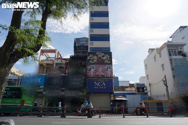 Tiệm kim cương Ngọc Châu Âu, tiệm vàng Kim Lý đồng loạt đóng cửa - Ảnh 1