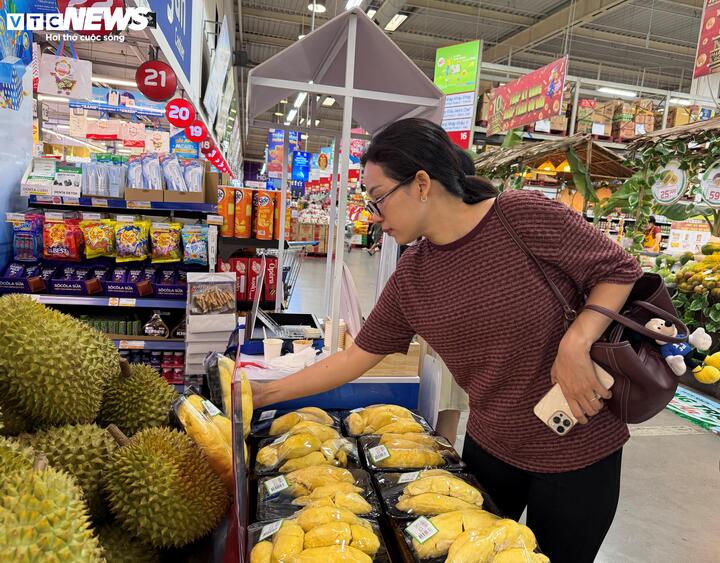 Bơ, sầu riêng rẻ chưa từng có, siêu thị hút khách mua sắm - Ảnh 1