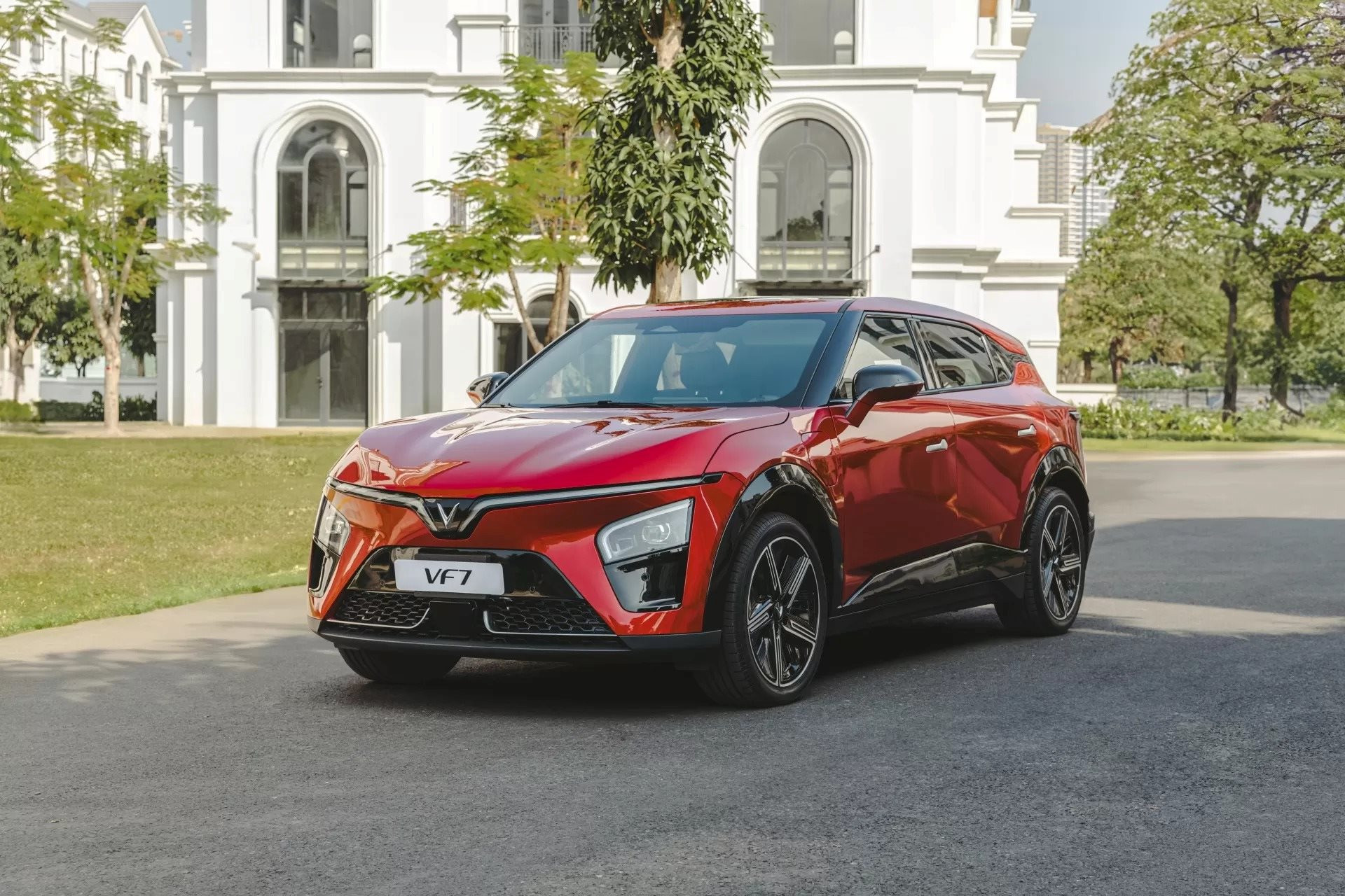 VinFast 'leo tháp' tại thị trường ô tô lớn thứ 3 thế giới: Vượt xa BYD, Tesla, Hyundai, lọt top 5 thương hiệu xe điện bán chạy nhất - Ảnh 1
