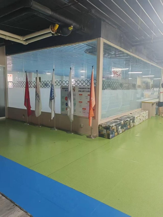 Cậu bé 11 tuổi tử vong vì bị hút vào ống xả bể bơi, nhân viên đứng cạnh mải chơi điện thoại không hay biết gì - Ảnh 1