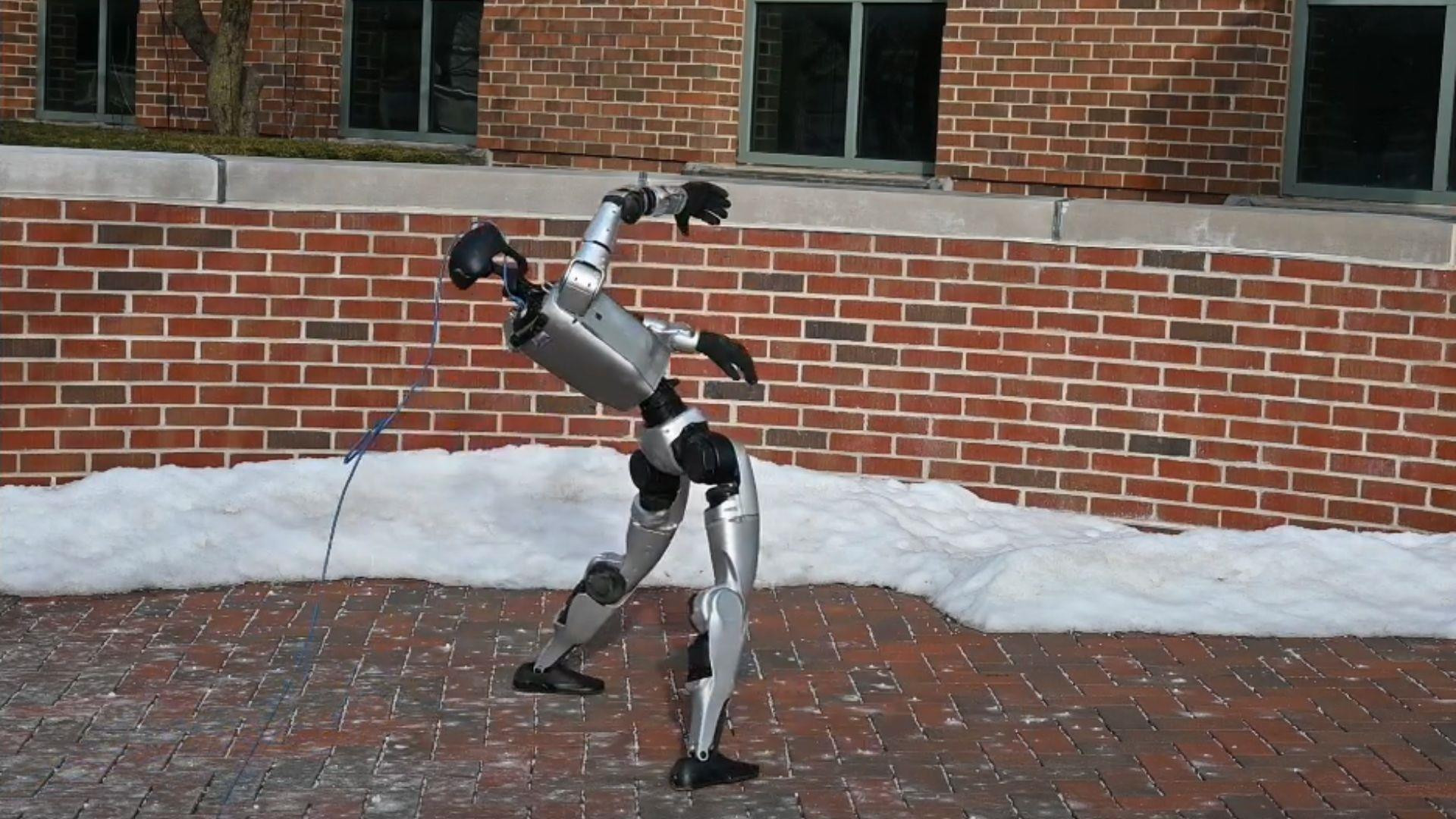 Cú lừa phía sau những pha ngã "chổng vó" của robot Trung Quốc