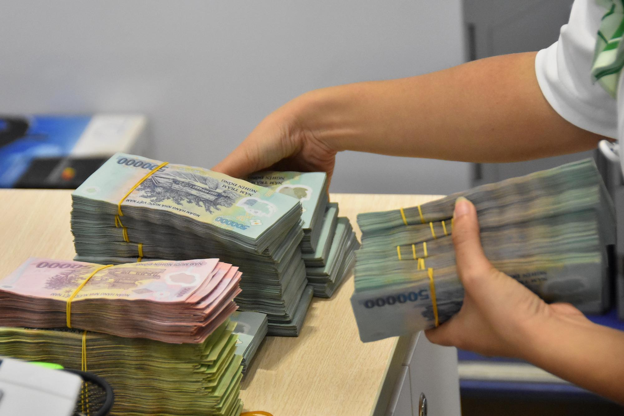 Lãi suất ngân hàng 25/7 tại MB, Sacombank, HDBank, Agribank, Vietcombank, BIDV, VietinBank,...