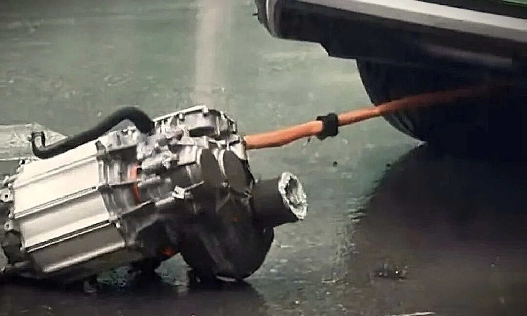 Xe đang chạy bị rơi động cơ, BYD nói do 'va chạm khi lội nước, không phải vấn đề chất lượng' - Ảnh 1