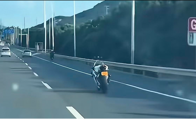 Đang ngồi ô tô, người đàn ông phát hiện xe máy "ma" tự lái: Bám theo gần 3km mới thấy kết cục - Ảnh 1