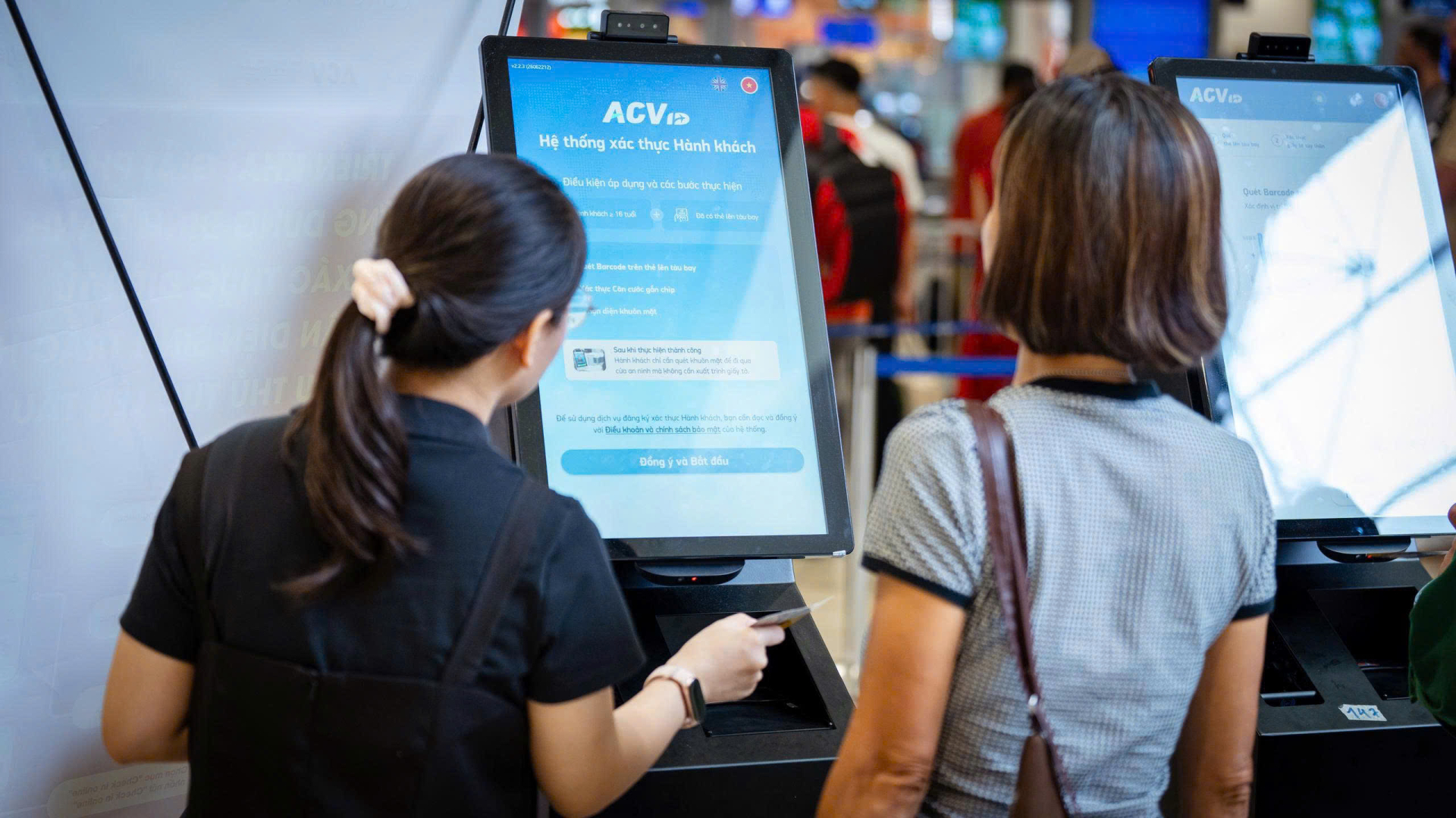 Hướng dẫn check-in bằng sinh trắc học tại sân bay Nội Bài chưa đến 10 giây - Ảnh 1