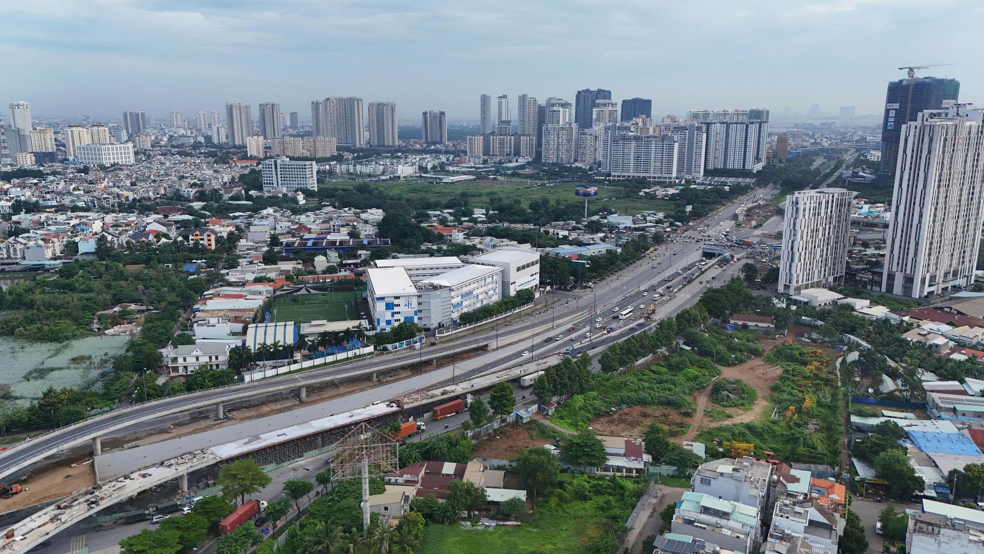 Chờ đến 2027 mới hoàn thành, nhưng nút giao An Phú sẽ có thêm nhánh cầu vượt thông xe cuối tháng 7 - Ảnh 1