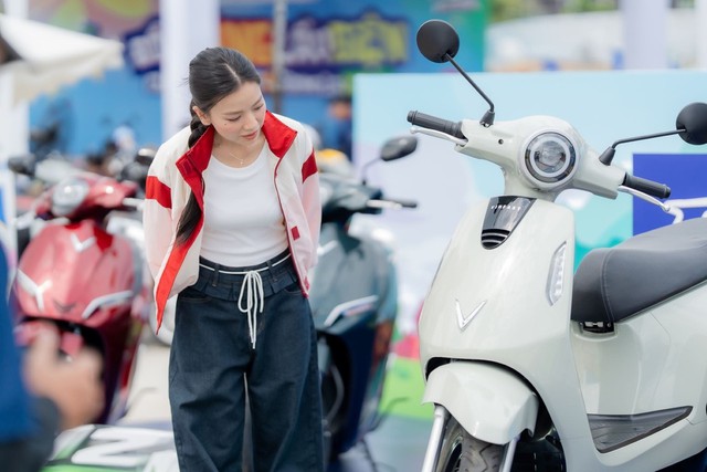 Đến 'mùa' học sinh ồ ạt mua xe máy điện - Ảnh 1