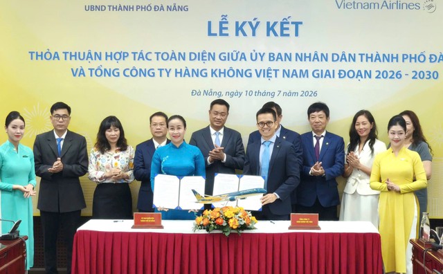 Đà Nẵng và Vietnam Airlines ký hợp tác toàn diện, hướng tới mở thêm đường bay - Ảnh 1