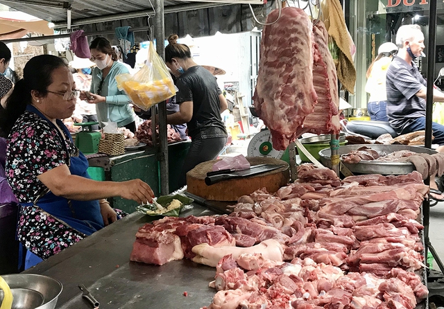 Xăng dầu giảm sâu, giá hàng hóa vẫn neo cao - Ảnh 1
