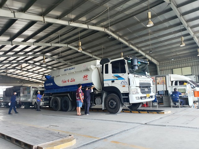 Xe lắp biển số sai chỗ, thiếu búa thoát hiểm... có nguy cơ trượt đăng kiểm