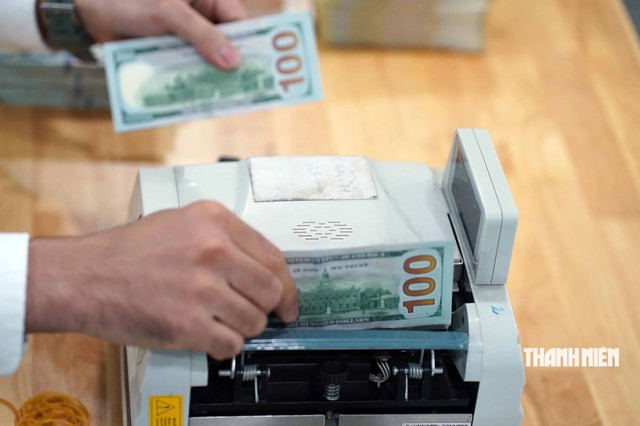 Giá USD hôm nay 17.7.2026: Ngân hàng giảm nhẹ dù tỷ giá trung tâm tăng