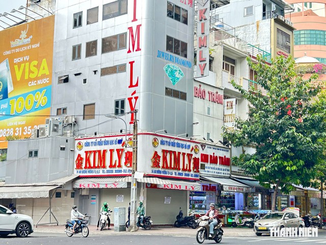 Cửa hàng kim cương đóng cửa, khách hàng bán lại ở đâu? - Ảnh 1