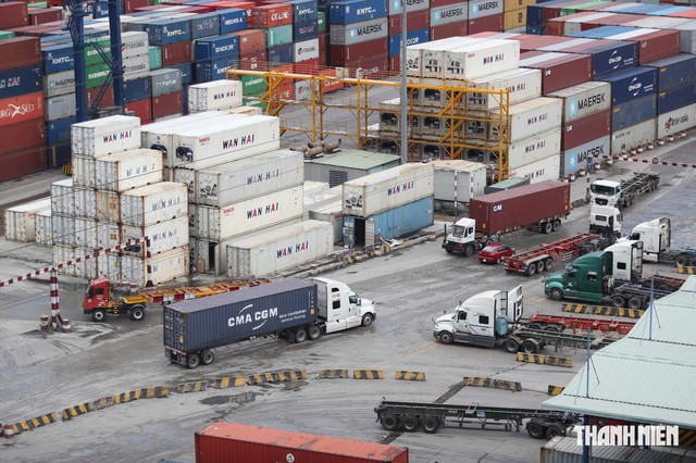 Xe đầu kéo 'nằm bãi' hàng loạt vì không có tài xế, xe khách cũng chật vật - Ảnh 1