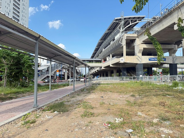 TP.HCM miễn phí vé xe buýt, giờ còn làm mái che kéo tới tận nhà ga metro