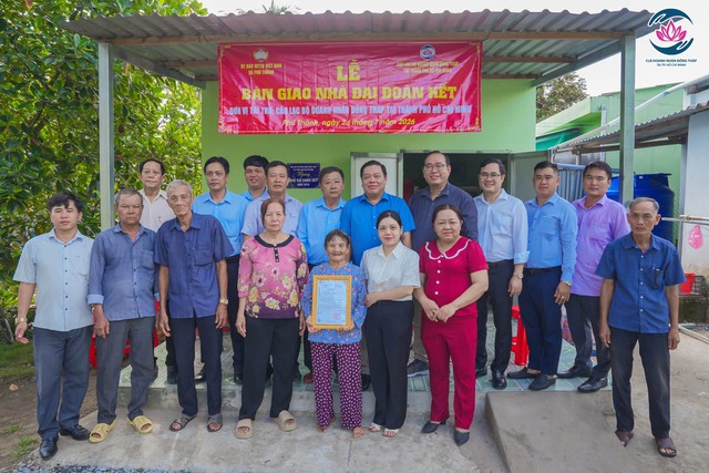Doanh nhân Đồng Tháp tại TP.HCM trao tặng nhà, điện thoại nhân Ngày Thương binh - Liệt sĩ