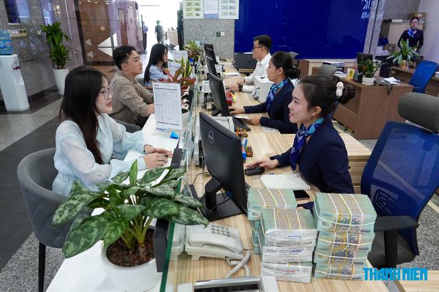 Vì sao tiền ùn ùn vào ngân hàng?