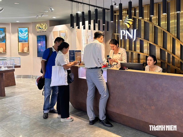 Khách bán nữ trang PNJ giảm