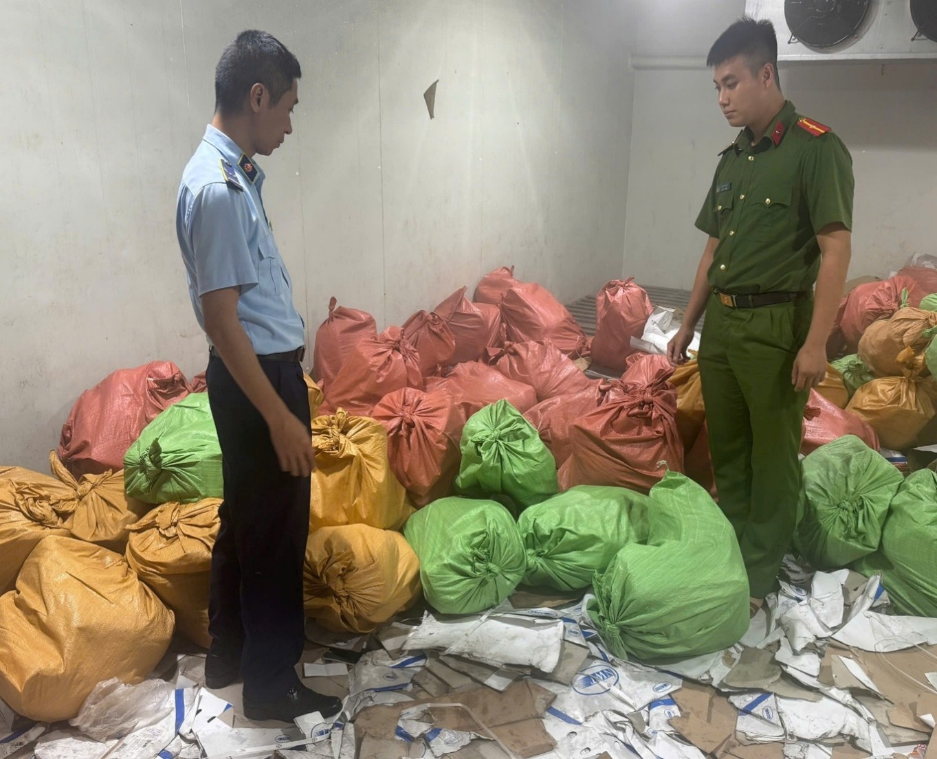 Kiểm tra kho hàng của Phùn Thị Thủy SN 1988, phát hiện loạt bao tải dứa buộc kín khả nghi: Lời khai của chủ kho hé lộ điều gì?