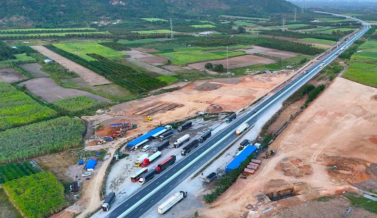 Không để tình trạng 'cao tốc thiếu trạm dừng nghỉ' lặp lại