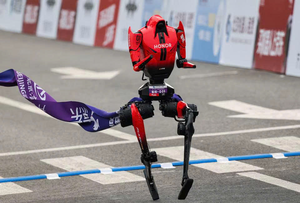 Robot Trung Quốc chạy 100m nhanh hơn kỷ lục của Usain Bolt