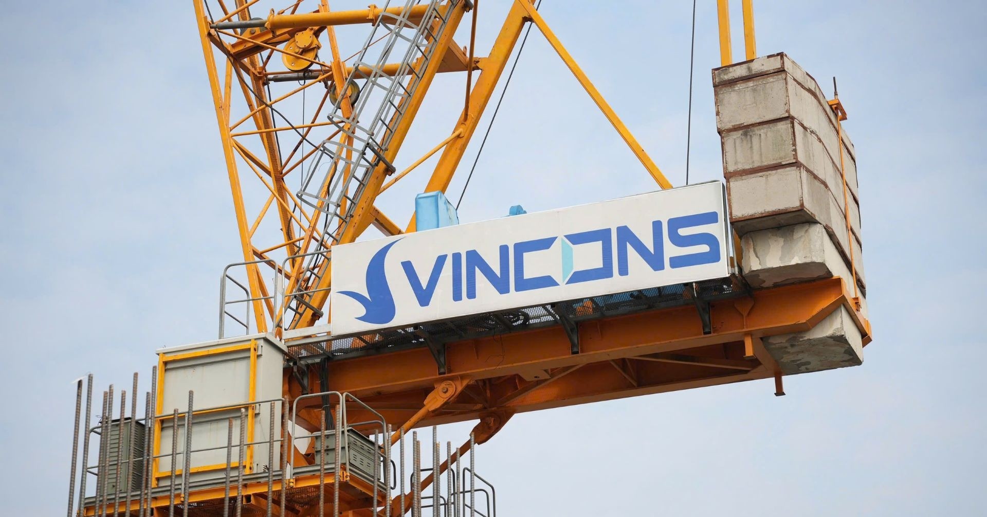 Với 100.000 công nhân, lương thợ xây đến 41 triệu đồng/tháng, VinCons đang xây sân vận động lớn nhất, biển hồ nhân tạo rộng nhất, thuỷ cung lớn nhất thế giới...