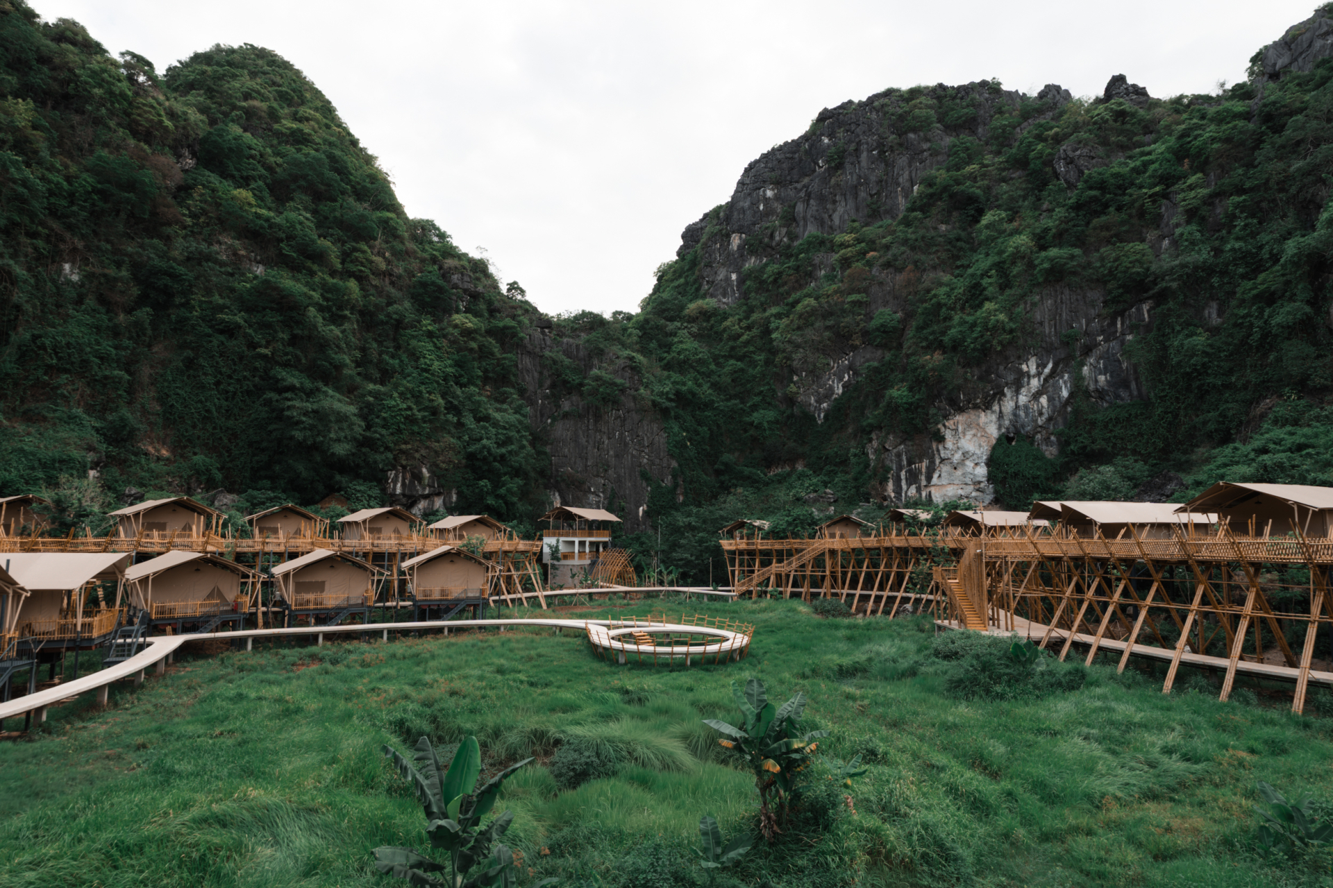 Khu nghỉ dưỡng "kỳ lạ" tựa mình vào dãy núi đá vôi ở Phong Nha: Đường đi bằng tre, nội thất bằng gỗ tái chế, du khách như bước vào vùng đất cổ xưa