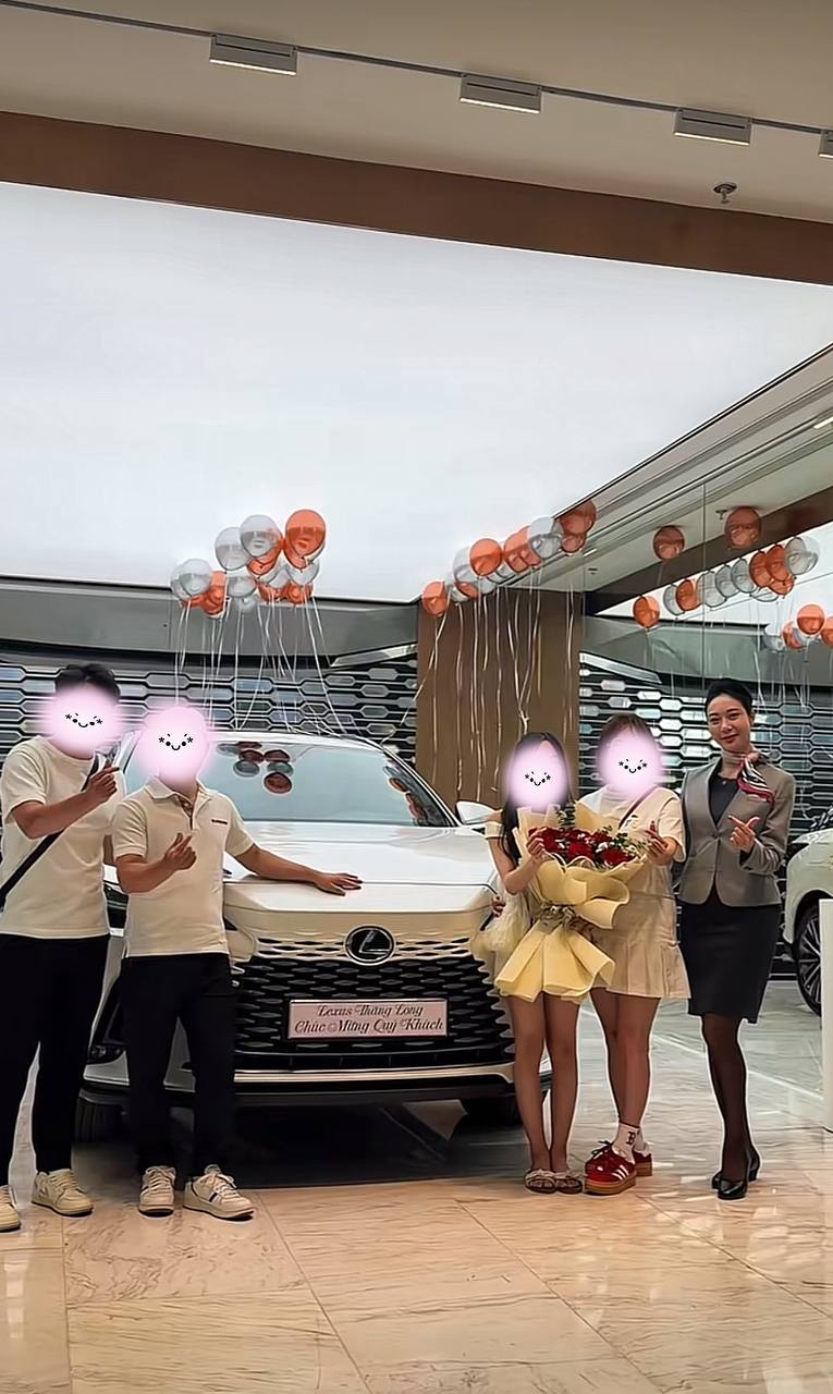 Chủ quán ốc nổi tiếng Hà Nội tậu Lexus RX350 cho con trai, khách ruột tấm tắc: "Chắc mình cũng đóng góp được cái vô lăng"