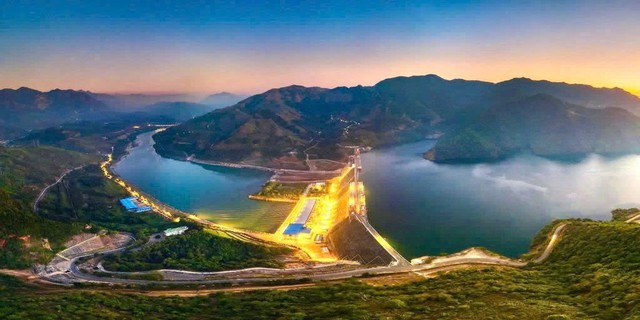 Đập bê tông nứt dài 100m nhưng vẫn không dừng thi công, công trình 2,3 tỷ USD hiện đại nhất Viêt Nam tạo thành công lớn