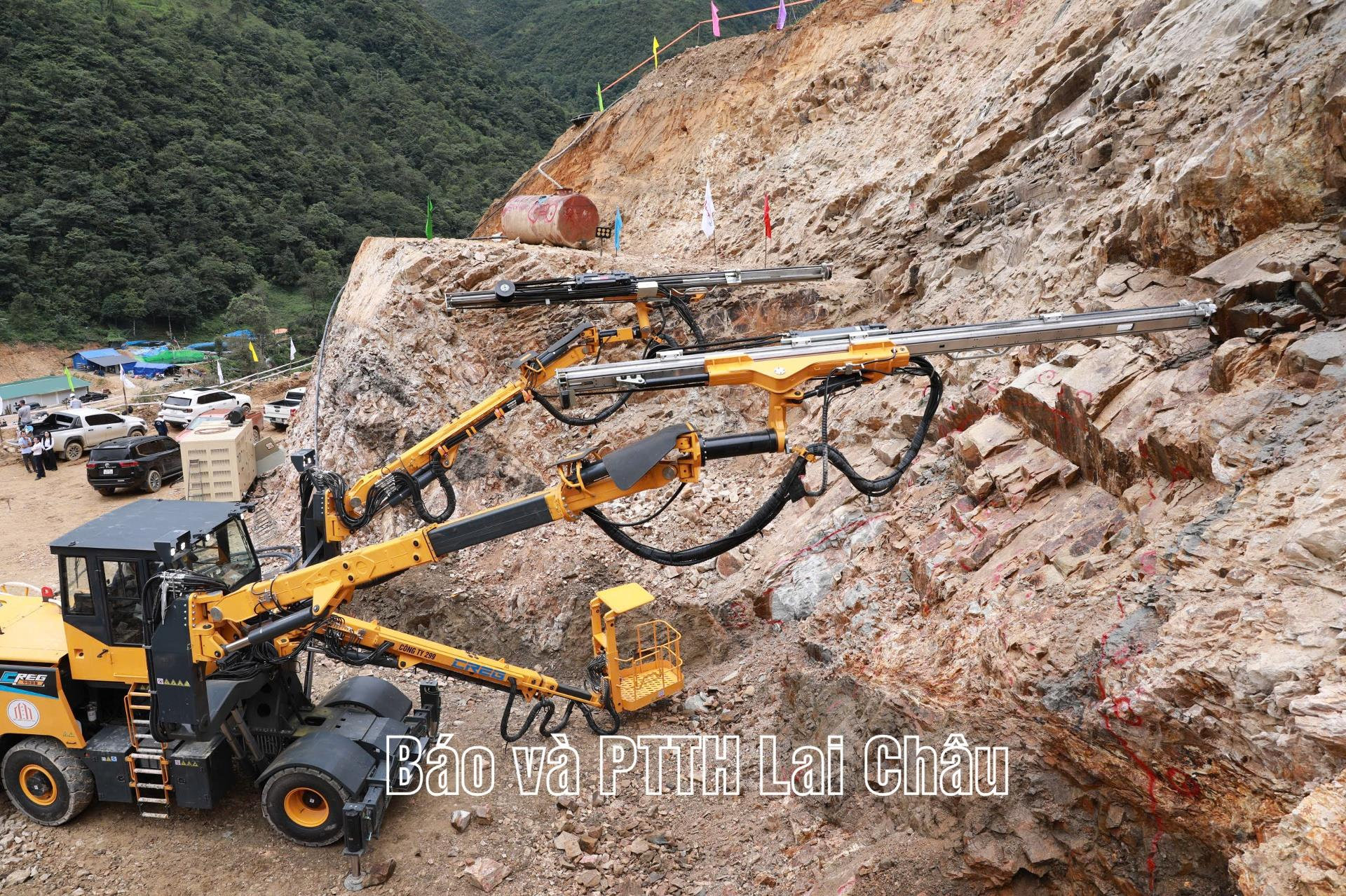 Hầm đường bộ qua đèo dài nhất Việt Nam, giúp rút ngắn thời gian đi từ 2 giờ xuống 11 phút, do liên danh Đèo Cả thi công đạt cột mốc quan trọng