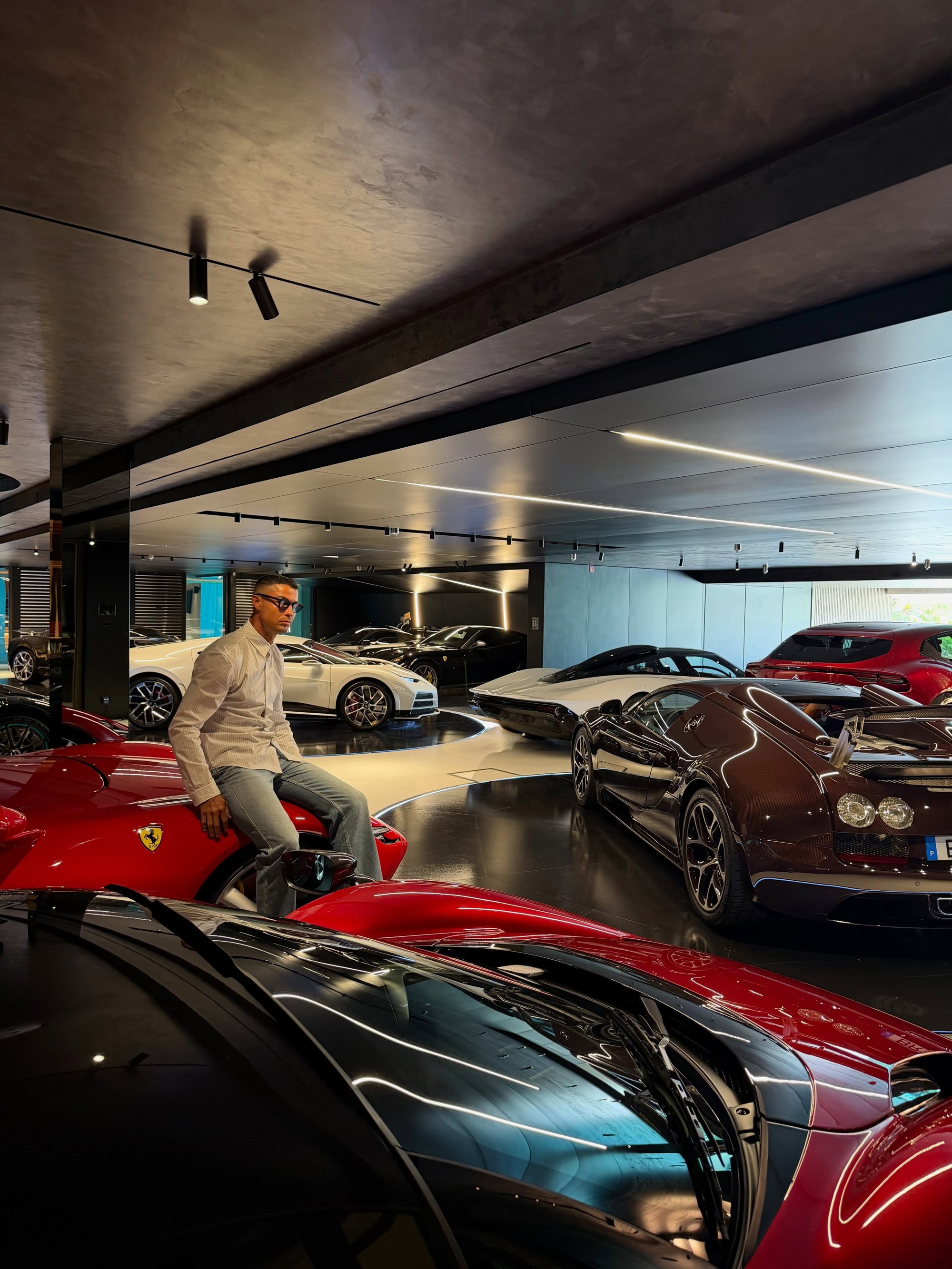 Cristiano Ronaldo khoe khéo garage triệu USD: Toàn siêu phẩm giới hạn, quy tụ dàn Bugatti và Ferrari đắt đỏ