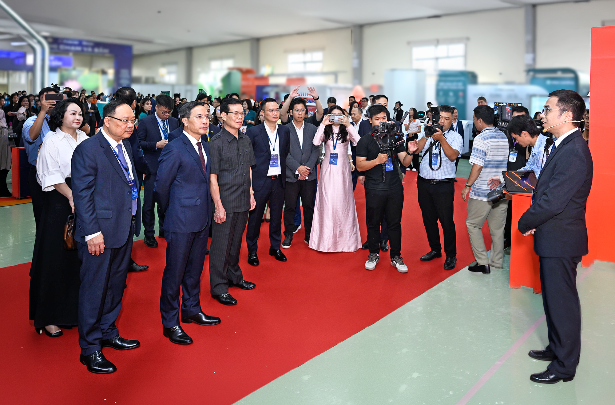 SHB SAHA Shop gây ấn tượng tại sự kiện Chuyển đổi số ngành Ngân hàng 2026