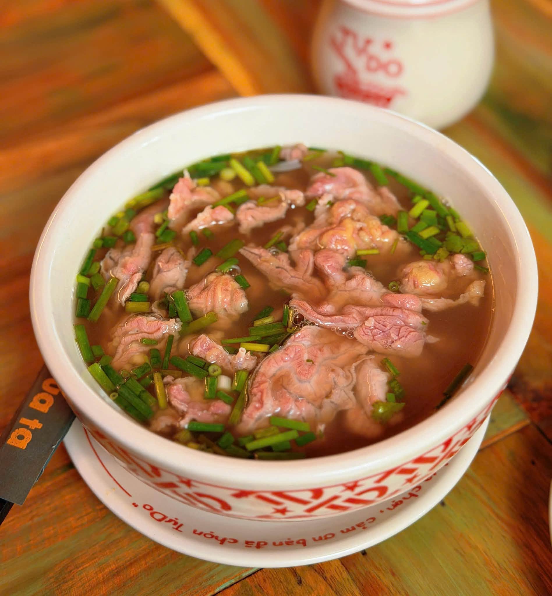 Phở Tự Do bán 1000 bát trong 4 giờ, giá cực cạnh tranh: Liệu các hàng phở khác trong khu vực có “mất khách”?