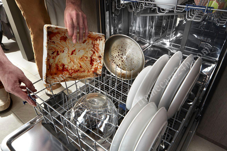 Vì sao máy rửa bát chạy xong mà bát đĩa vẫn bẩn? Thợ sửa chữa chỉ ra 1 nguyên nhân nhiều người bỏ qua