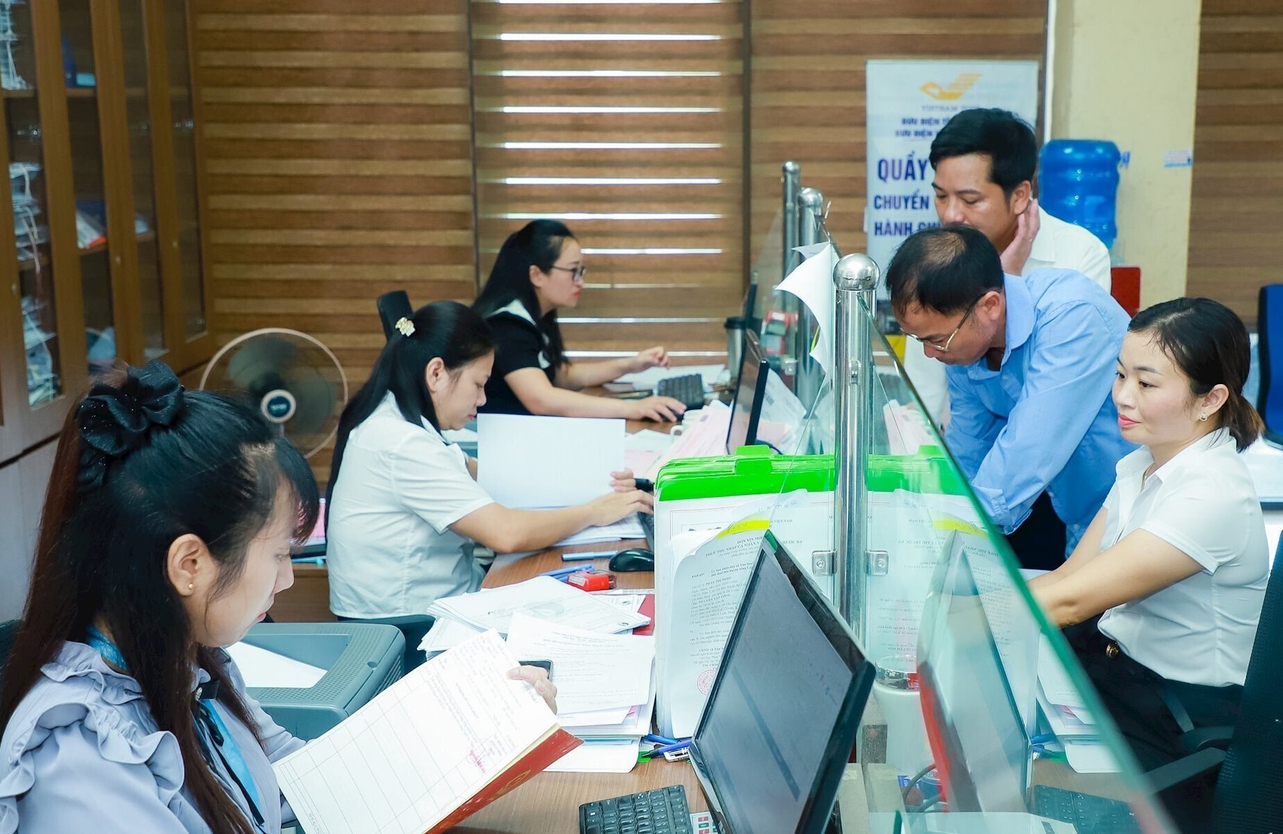 Bộ Nội vụ sẽ tham mưu điều chỉnh lương khu vực công nhằm động viên cán bộ