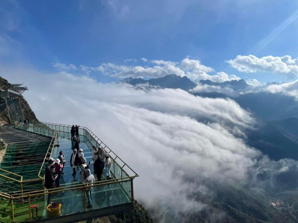Việt Nam sở hữu cây cầu không bắc qua con sông nào, nằm ở độ cao hơn 2.200m, thuộc quần thể du lịch trị giá hơn 3.500 tỷ đồng