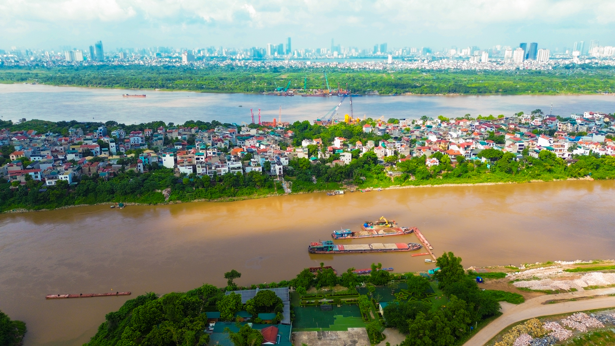 Toàn cảnh công trường xây cầu có trụ cao nhất, nhịp chính dài thứ 2 Việt Nam, nối trung tâm Hà Nội với đại đô thị của Vinhomes, sẽ hoàn thành sau một năm nữa