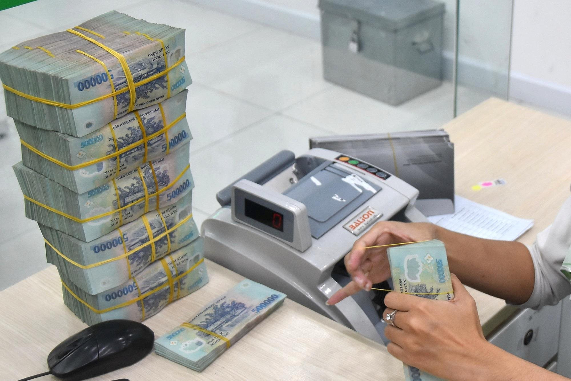 Ngành ngân hàng nửa đầu năm 2026: Tín dụng tăng 8,7%, nhưng nợ xấu đang “gõ cửa”