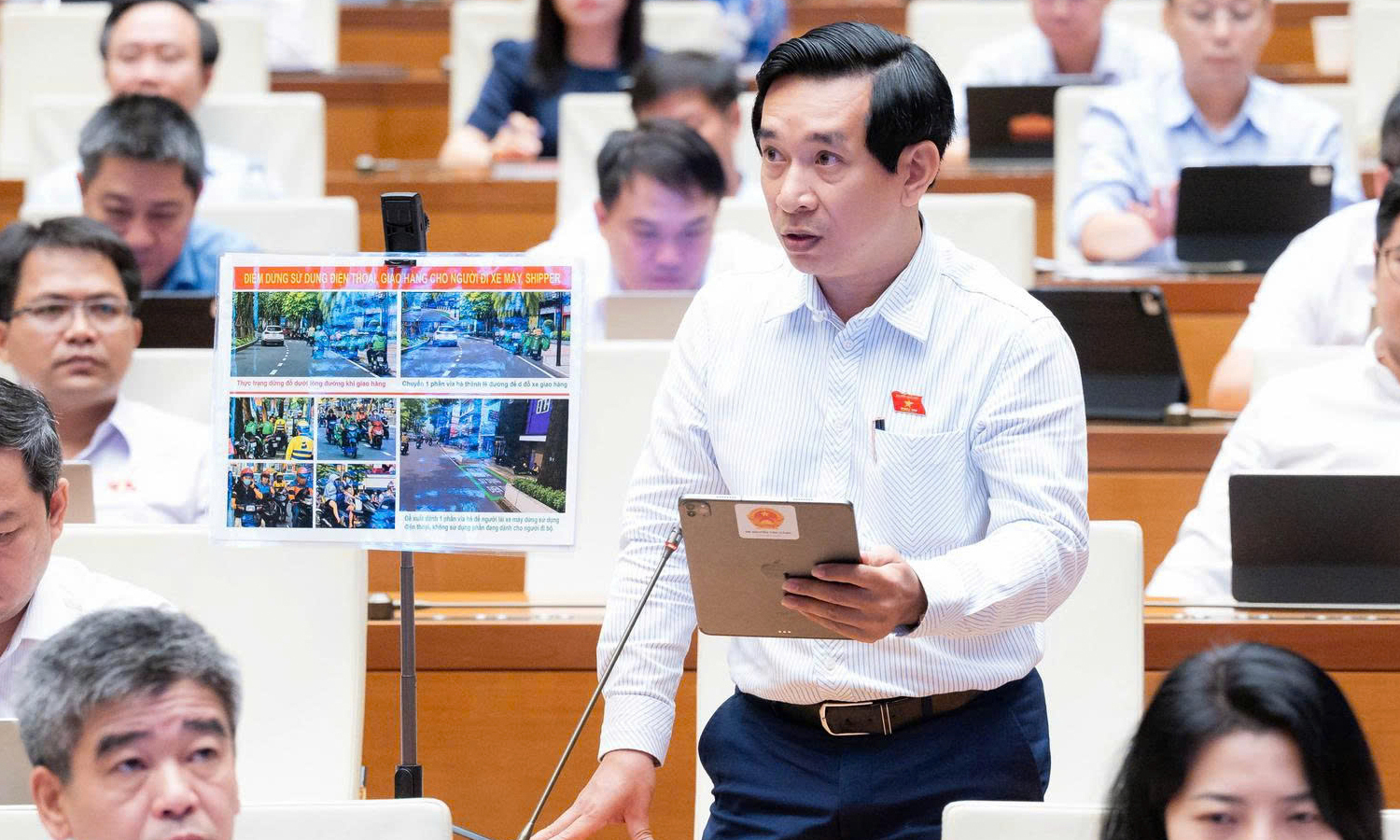 ĐBQH đề xuất làm điểm dừng cho người đi xe máy gọi điện thoại, shipper trả hàng