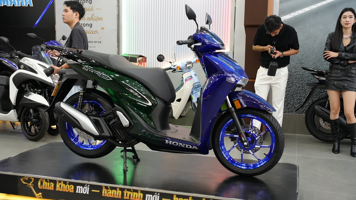 Honda SH bản giới hạn 200 chiếc ra mắt khách Việt: Giá khởi điểm 235 triệu đồng, dàn áo được xử lý bởi thợ Việt Nam, có tem đánh số thứ tự chống giả đặc biệt