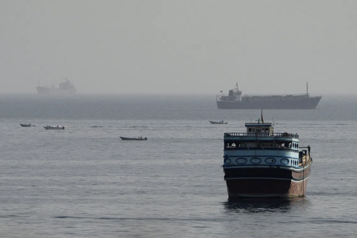 Iran đồng ý mở tuyến đường qua eo biển Hormuz