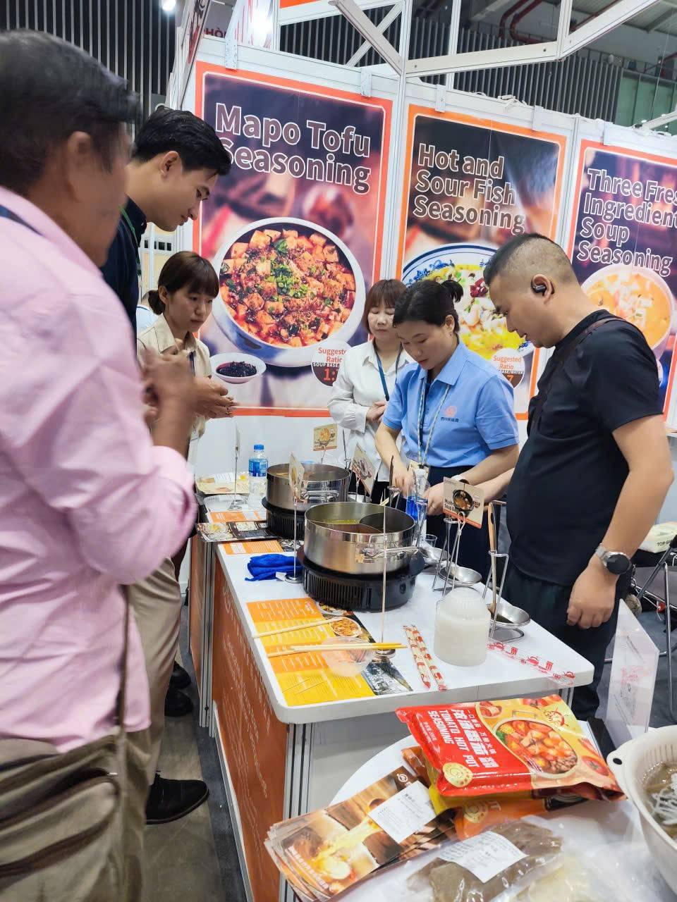 Phí dịch vụ doanh nghiệp có phải đóng BHXH cho người lao động?