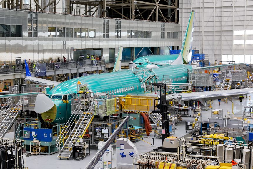 Mỹ ra lệnh kiểm tra khẩn cấp hàng trăm máy bay Boeing để tìm một vết nứt: Chuyện gì đang xảy ra?