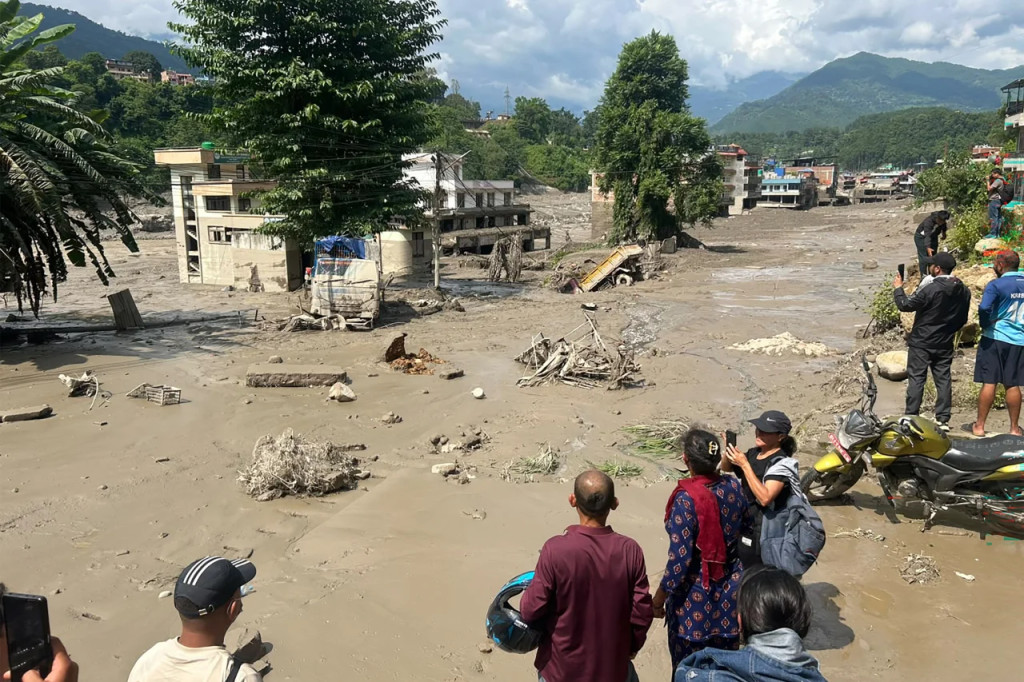 Ít nhất 150 người đã thiệt mạng khi lũ quét cuốn trôi hàng trăm du khách ở biên giới Nepal - Trung Quốc: Cây cầu sụp đổ trong tích tắc, cứu hộ gấp rút từng giây