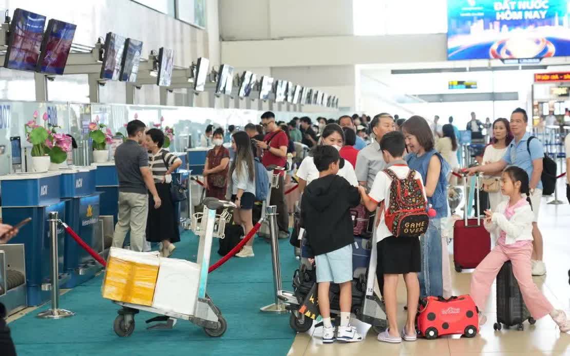 Du lịch dịp lễ 2/9: Tour ngắn ngày hút khách, giá vé máy bay hạ nhiệt