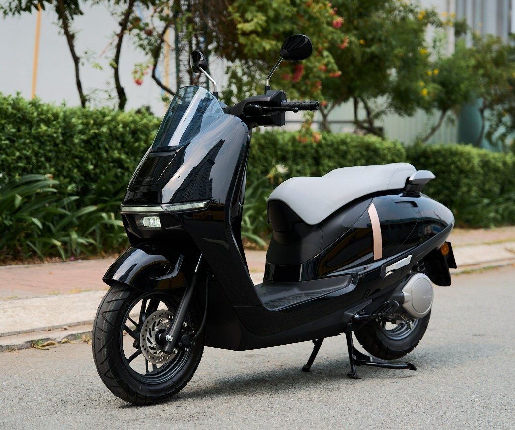 Một chiếc xe máy điện Honda đang khan hàng, đội giá hàng triệu đồng tại đại lý