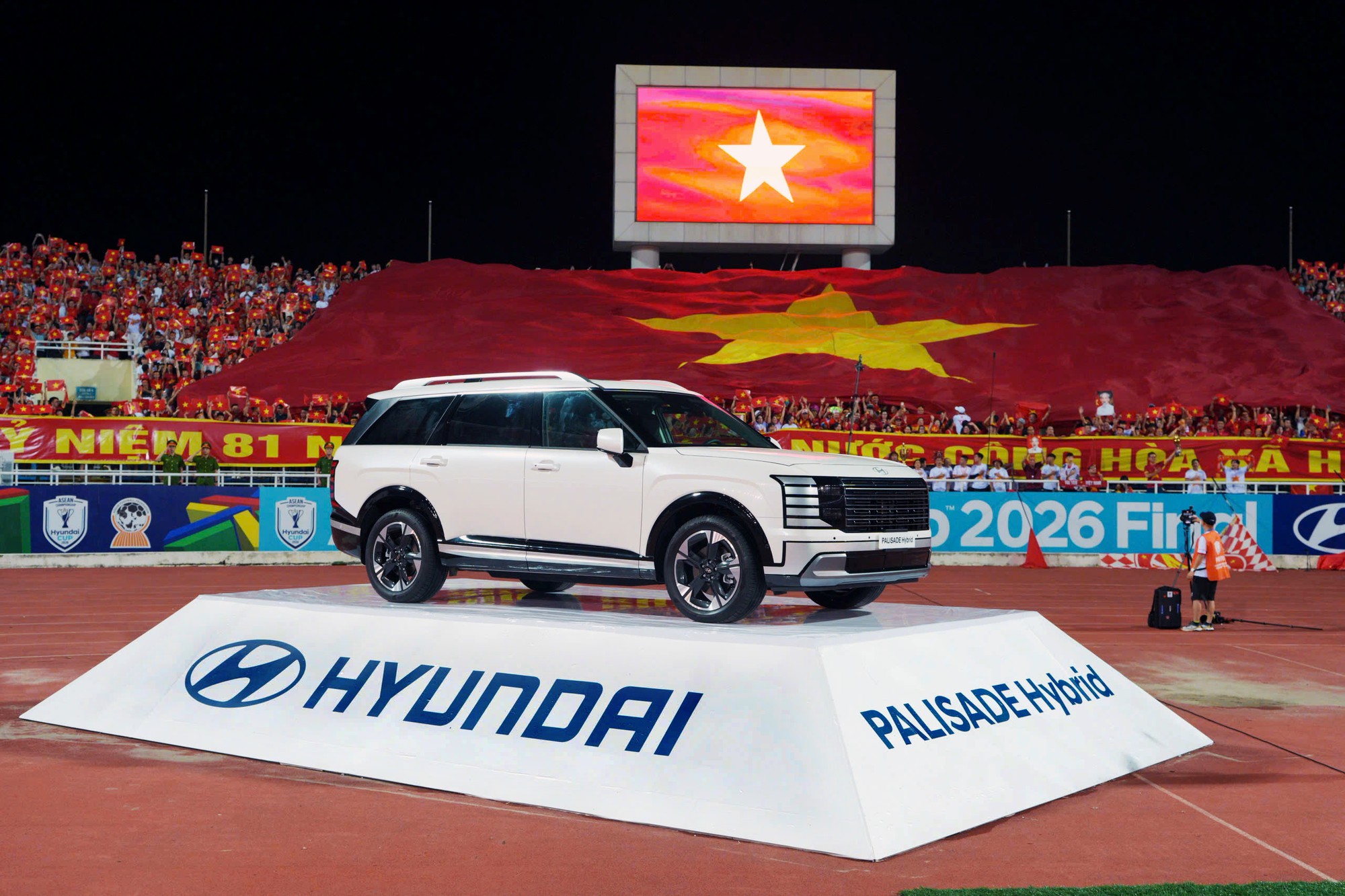 Chiếc xe cùng với Lê Công Vinh rước cúp vô địch ASEAN Cup 2026 vào sân Mỹ Đình