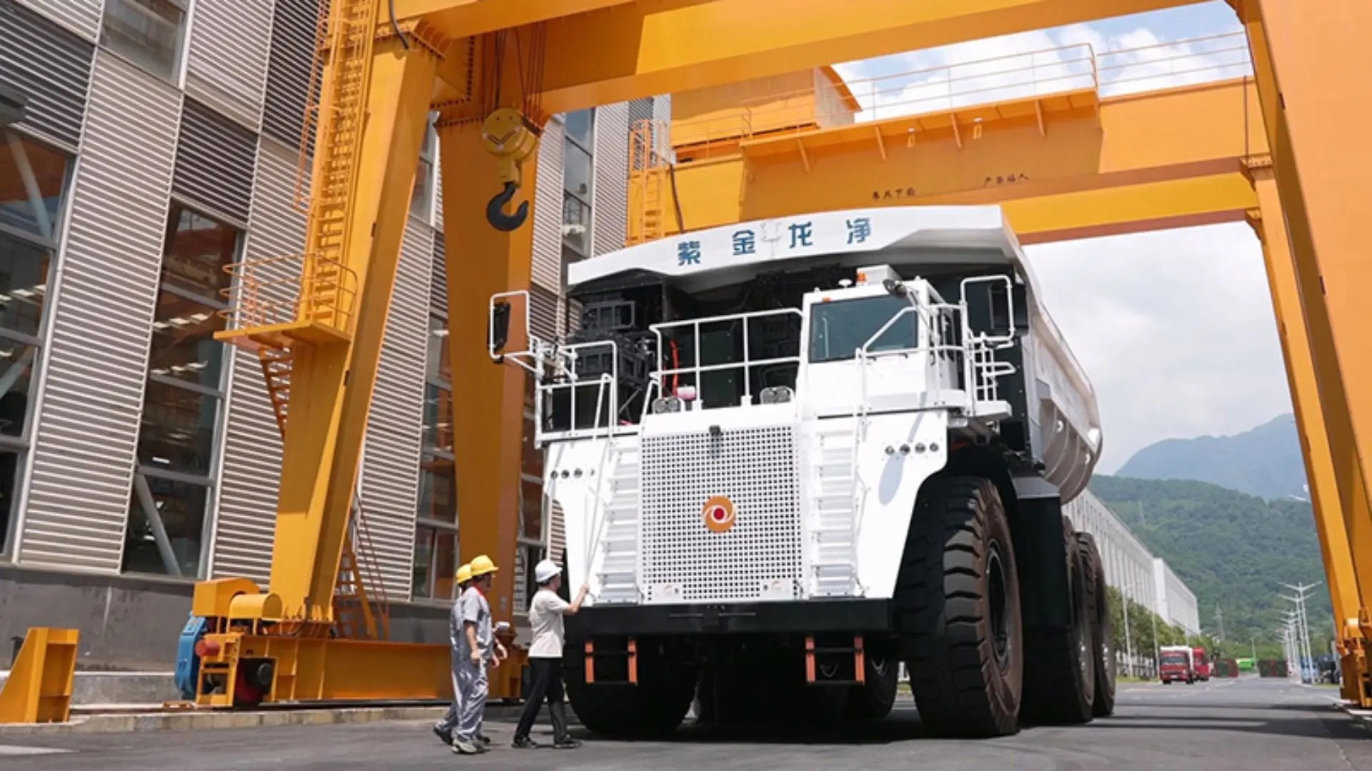 Phát hiện Trung Quốc âm thầm đưa ‘gã khổng lồ’ 350 tấn vào hoạt động: Khối pin lớn gấp 15 lần ô tô điện, sạc 90% trong 25 phút, vận chuyển hàng nghìn tấn đất đá mỗi ngày