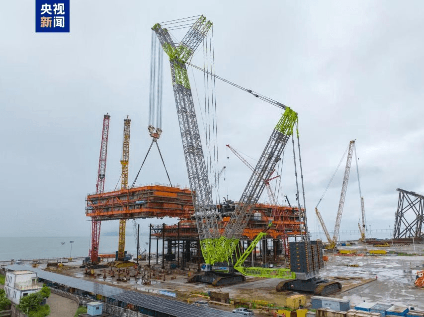 Trung Quốc gây chấn động ngành xây dựng: Cẩu ‘ngon ơ’ 2.175 tấn sắt thép lắp thành khối cao ngang tòa 30 tầng, mệnh danh lớn nhất châu Á