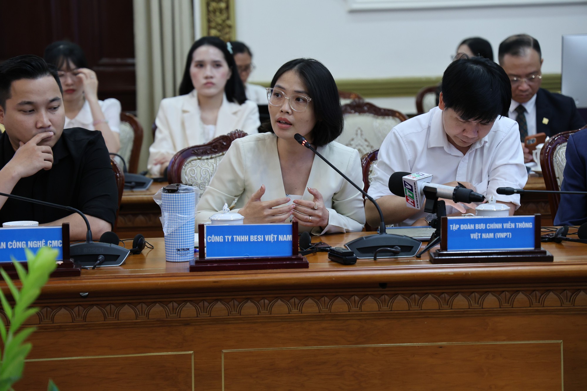 'Một cửa nhưng doanh nghiệp vẫn phải đi qua nhiều ngách' - Chủ tịch TP.HCM xin lỗi nhà đầu tư
